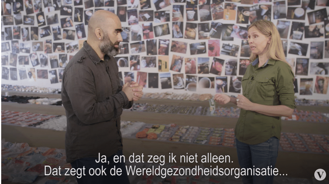 Een screen shot het programma 1000 dagen plastic: waarin je Bahram Sadeghi in gesprek ziet met Annelies den Boer van Wemos.