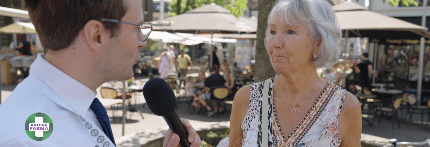 Roel Maalderink op straat in gesprek met een vrouw over prijzen van medicijnen