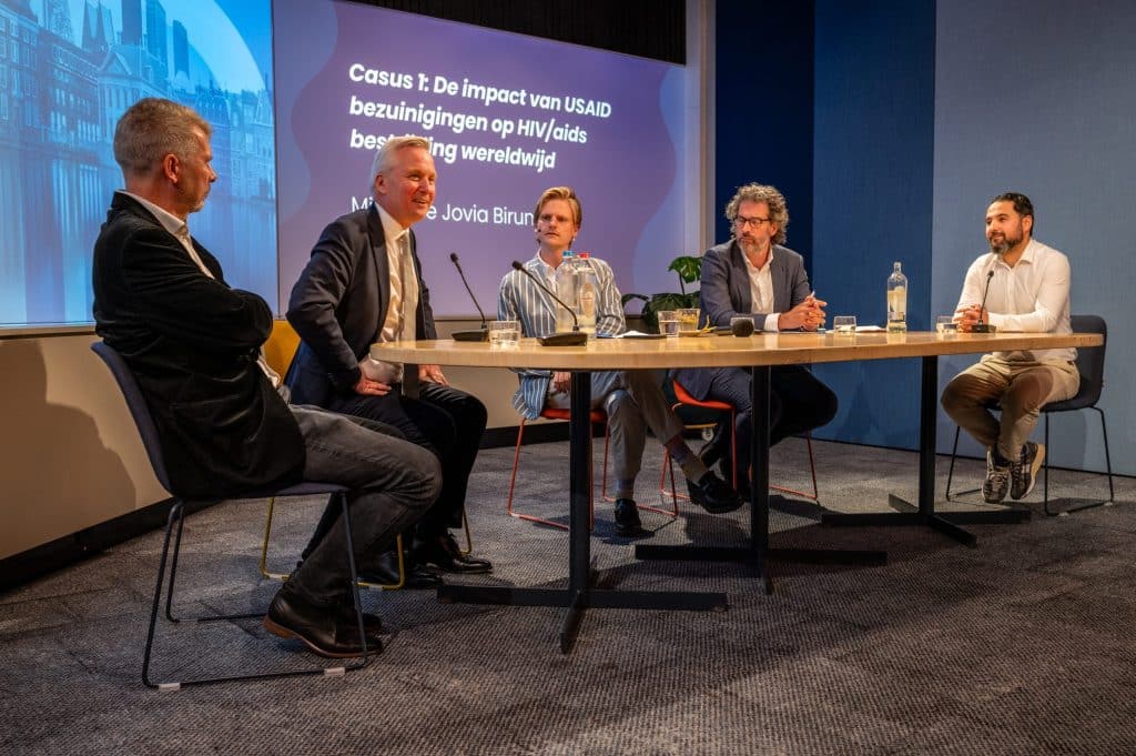 Van links naar rechts: Michel van Winden (SP), Eric van der Burg (VVD), moderatoren Mickey Andeweg (Hivos) en Roman Baatenburg de Jong (Plan International) en Emre Gungor (Volt).