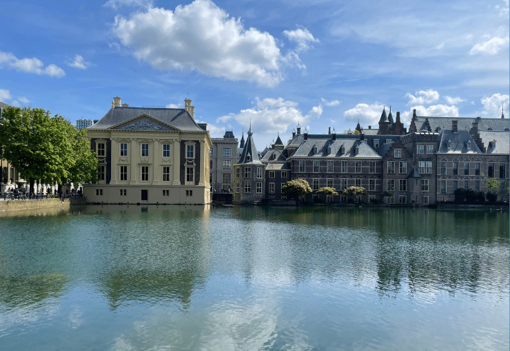 Foto van de hofvijver in Den Haag met de gebouwen van de Tweede Kamer op de achtergrond
