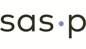 Het logo van SAS-P in zwarte letters met een paarse stip rechts. The SAS-P logo in black letters with a purple dot on the right.