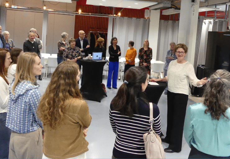 Mariëlle Bemelmans speaking to a group of people